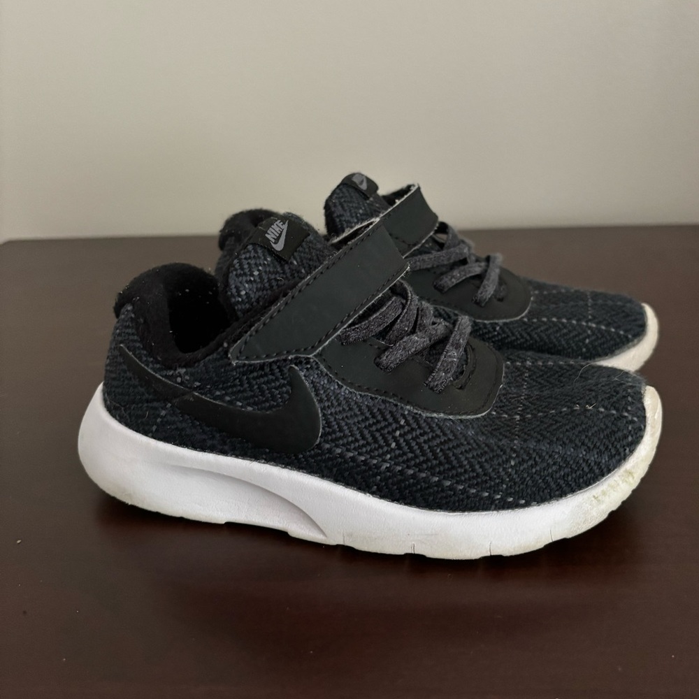 10c Nike runners 🖤